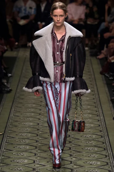 Look 11